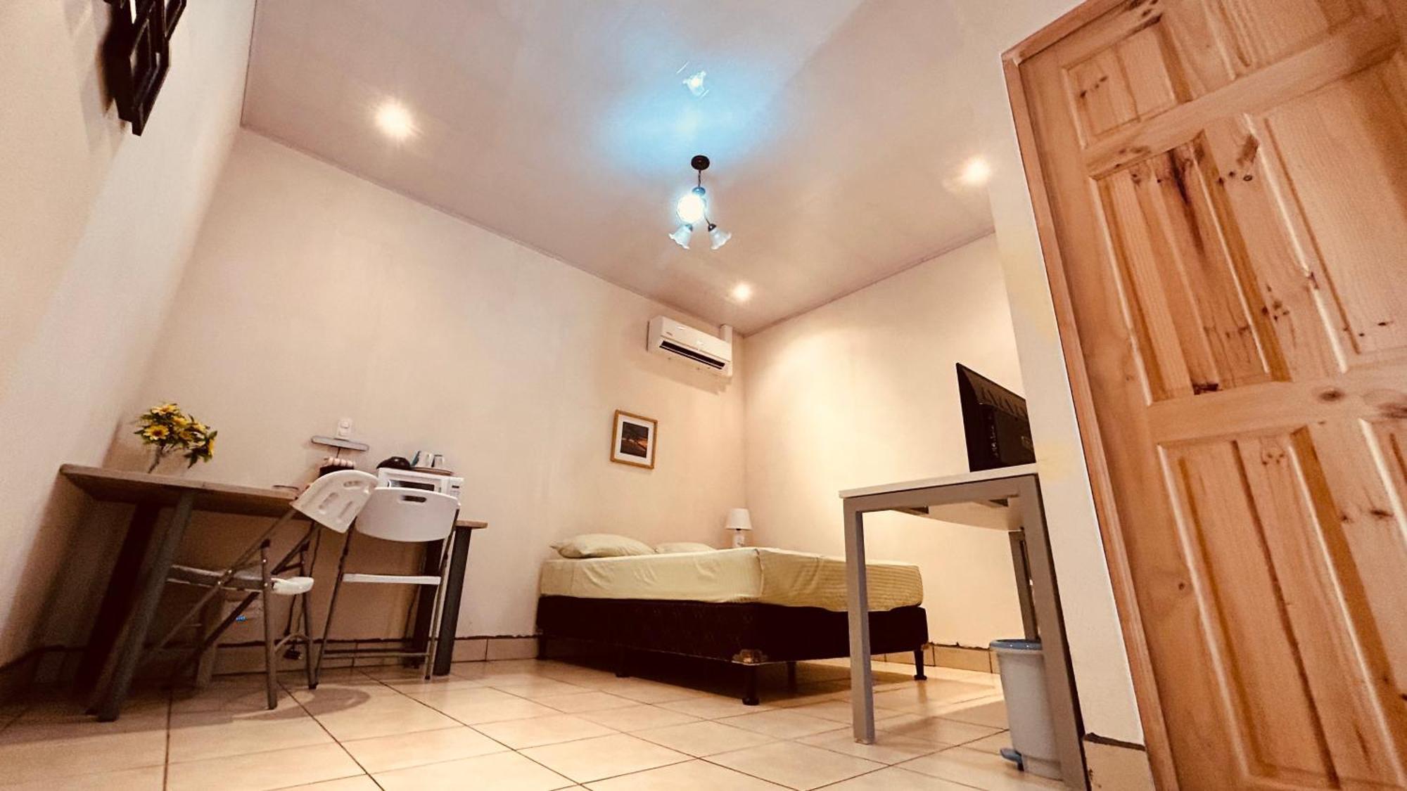 Casa Encantada Offers You Two-Bedroom House, 1 Tiny Apartment & 3 Double Rooms Manuel Antonio Exterior photo