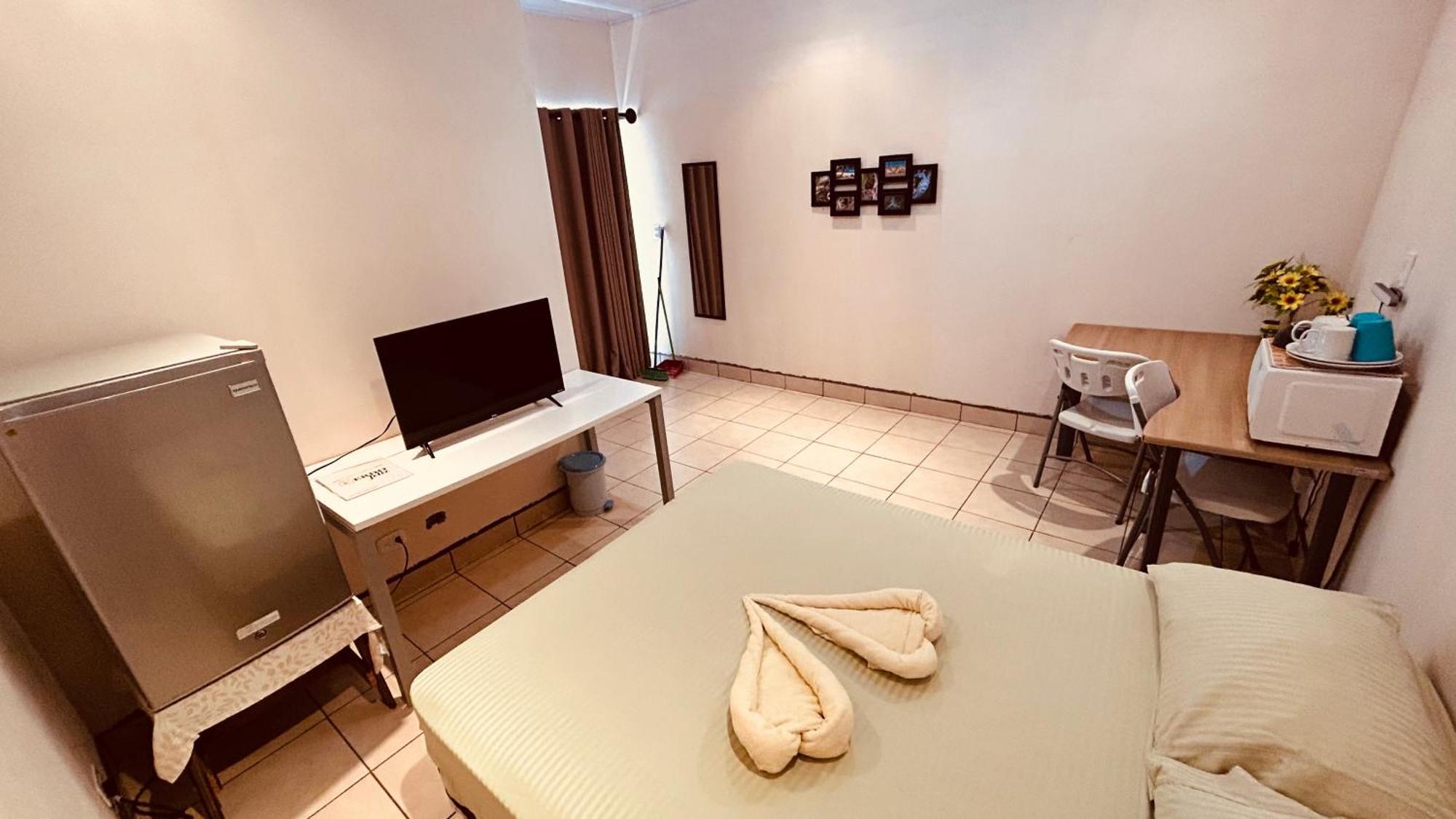 Casa Encantada Offers You Two-Bedroom House, 1 Tiny Apartment & 3 Double Rooms Manuel Antonio Exterior photo