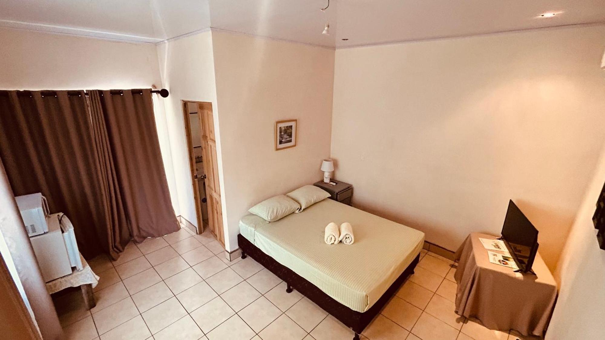 Casa Encantada Offers You Two-Bedroom House, 1 Tiny Apartment & 3 Double Rooms Manuel Antonio Exterior photo
