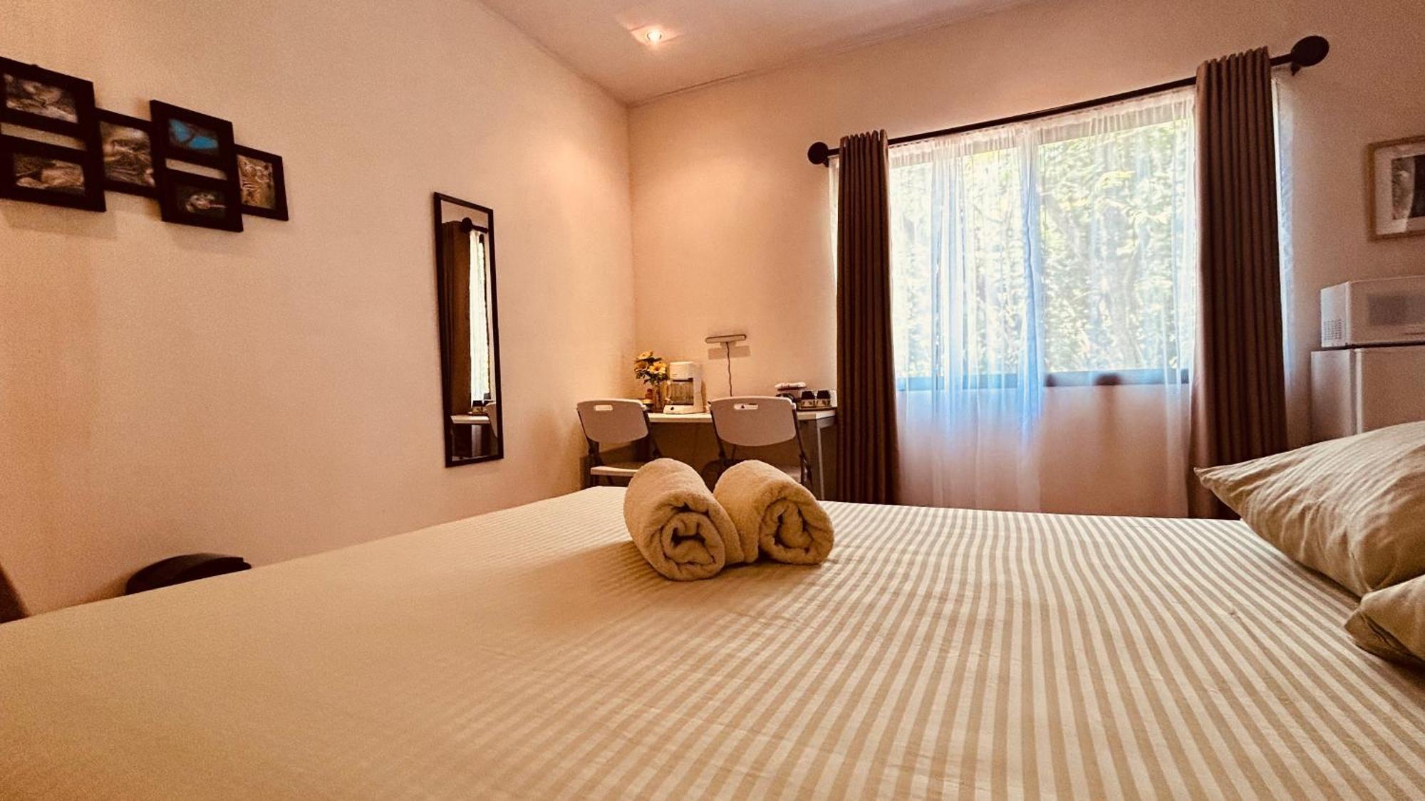 Casa Encantada Offers You Two-Bedroom House, 1 Tiny Apartment & 3 Double Rooms Manuel Antonio Exterior photo