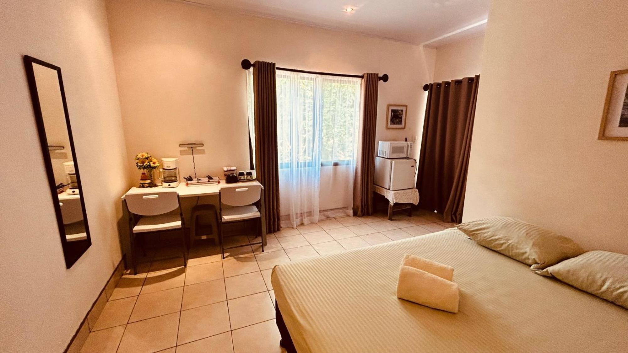 Casa Encantada Offers You Two-Bedroom House, 1 Tiny Apartment & 3 Double Rooms Manuel Antonio Exterior photo