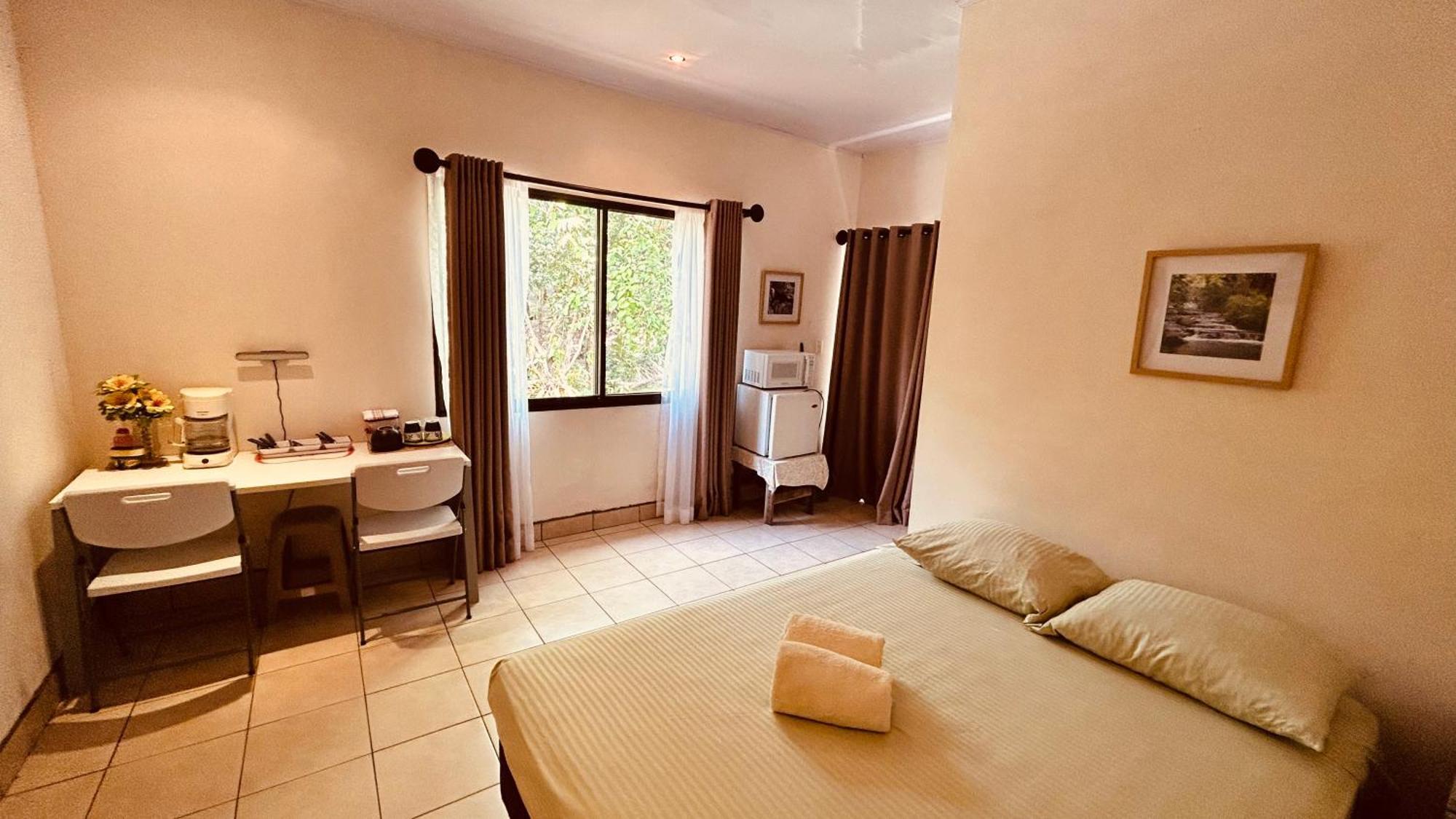 Casa Encantada Offers You Two-Bedroom House, 1 Tiny Apartment & 3 Double Rooms Manuel Antonio Exterior photo